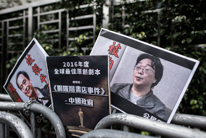 AFP/„Scanpix“ nuotr./Plakatas su Gui Minhai atvaizdu
