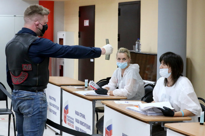 „Scanpix“/ITAR-TASS nuotr./Rusai trečiadienį balsavo referendume