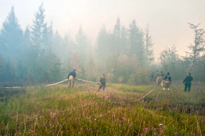 AFP/„Scanpix“ nuotr./Rusijos Sibiro miestus dusina miškų gaisrų dūmai