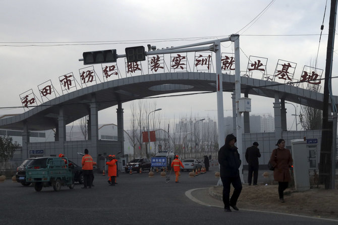 „Scanpix“/AP nuotr./Įėjimas į priverstinio darbo bazę Hotano mieste Sindziange