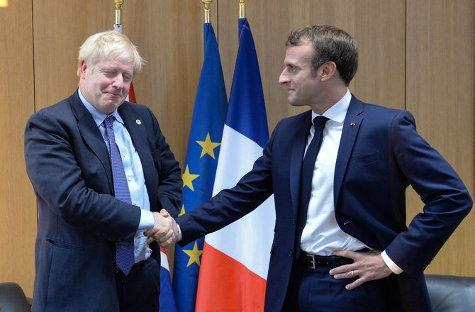 AFP/„Scanpix“ nuotr./Borisas Johnsonas ir Emmanuelis Macronas