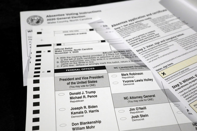 „Reuters“/„Scanpix“ nuotr./Šiaurės Karolinoje rinkėjams paštu išsiųsti balsalapiai