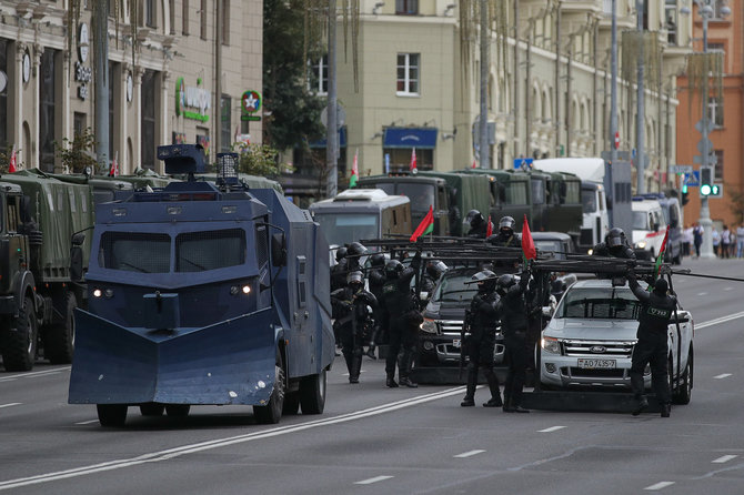 „Scanpix“/ITAR-TASS nuotr./Didžiuliai protestai ir juos stebintys milicininkai Minske