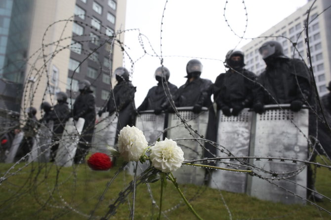 „Scanpix“/AP nuotr./Didžiuliai protestai ir juos stebintys milicininkai Minske