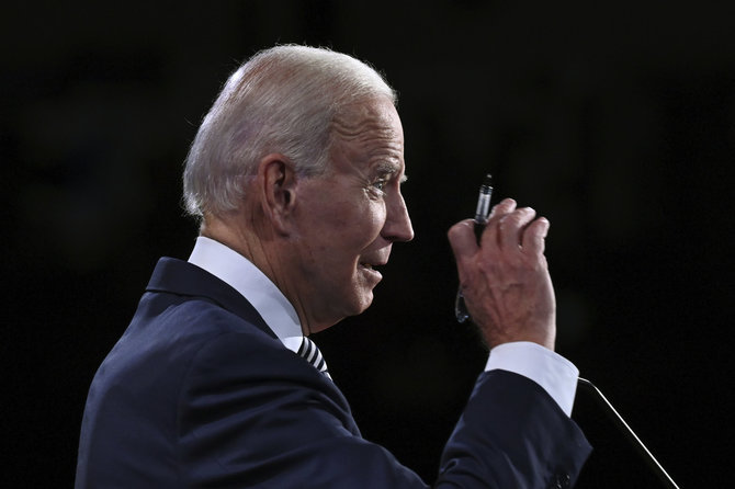 „Reuters“/„Scanpix“ nuotr./Joe Bidenas per debatus