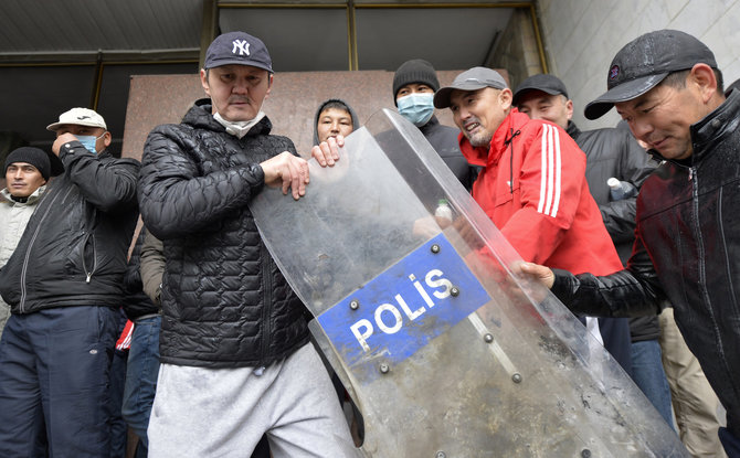 „Scanpix“/AP nuotr./Protestuotojai Kirgizijoje užėmė vyriausybės rūmus