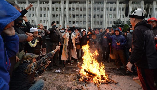 AFP/„Scanpix“ nuotr./Protestuotojai Kirgizijoje