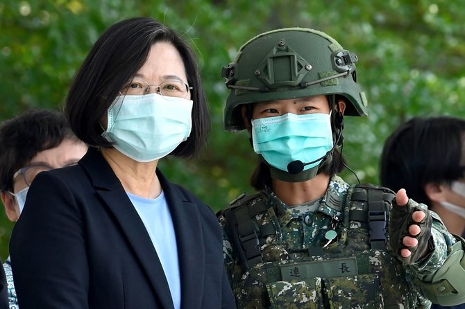 AFP/„Scanpix“ nuotr./Taivano prezidentė Tsai Ing-wen su kauke