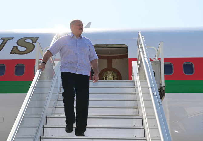 AFP/„Scanpix“ nuotr./A.Lukašenka lipa iš lėktuvo