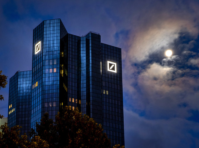 „Scanpix“/AP nuotr./Banko „Deutsche Bank“ būstinė Frankfurte