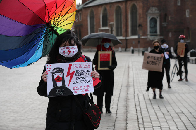 „Reuters“/„Scanpix“ nuotr./Protestas prieš siekius dar labiau sugriežtinti abortų įstatymus Lenkijoje