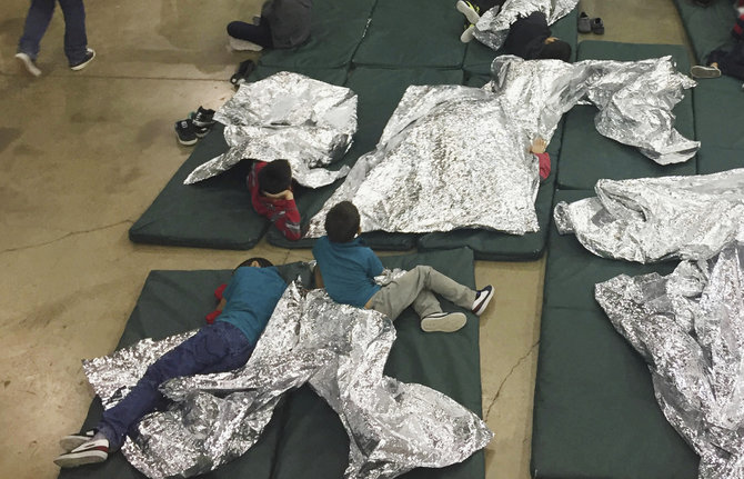 „Scanpix“/AP nuotr./Nuo migrantų tėvų atskirti vaikai sulaikymo centre JAV ir Meksikos pasienyje