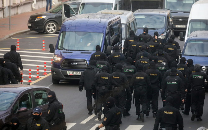 „Reuters“/„Scanpix“ nuotr./OMON pareigūnai Minske