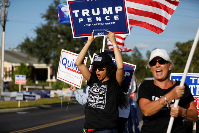 „Reuters“/„Scanpix“ nuotr./D.Trumpo rėmėjai Floridoje