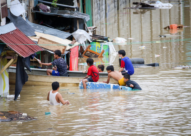 „Scanpix“ nuotr./Filipinuose siaučiantis taifūnas Vamco sukėlė didelius potvynius sostinėje Maniloje