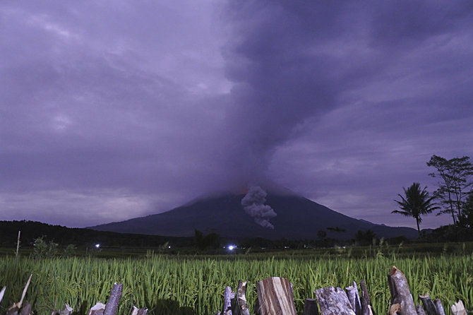 „Scanpix“/AP nuotr./Indonezijoje suaktyvėjo keli ugnikalniai