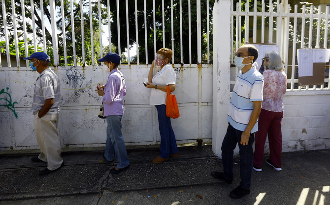 „Scanpix“ nuotr./Venesueliečiai balsuoja rinkimuose
