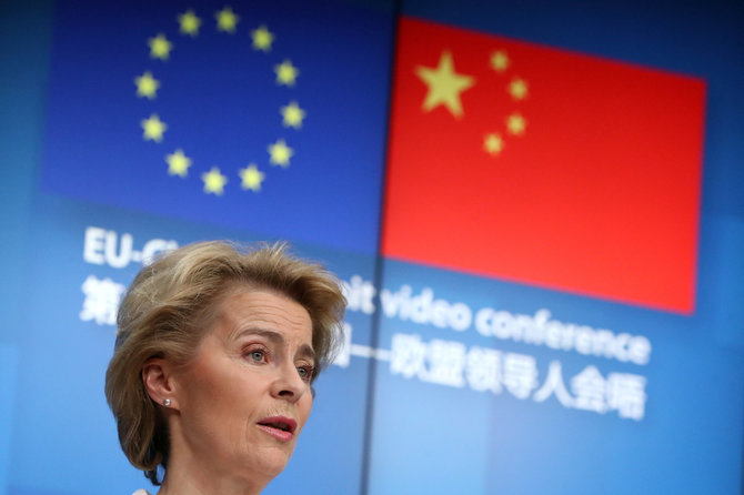 „Reuters“/„Scanpix“ nuotr./Ursula von der Leyen po virtualaus susitikimo su Kinijos lyderiu Xi Jinpingu