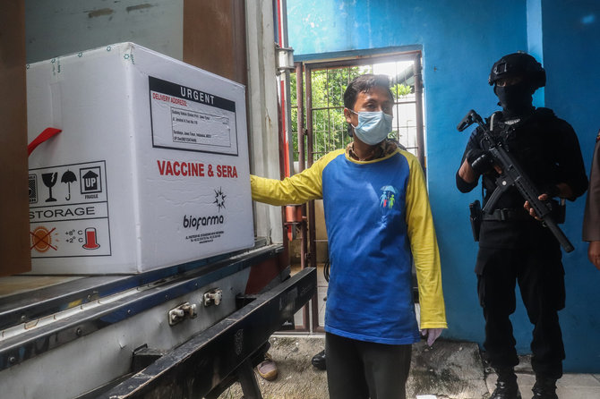 „Scanpix“ nuotr./Į Indoneziją atgabenta kiniška vakcina nuo koronaviruso