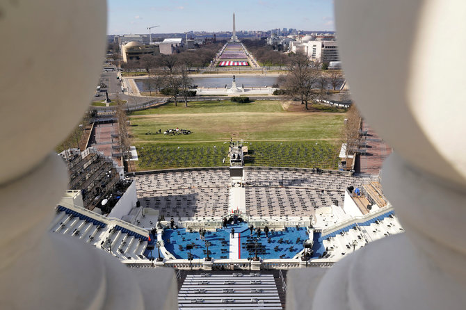 „Reuters“/„Scanpix“ nuotr./Kukli inauguracijos scena prie Kapitolijaus