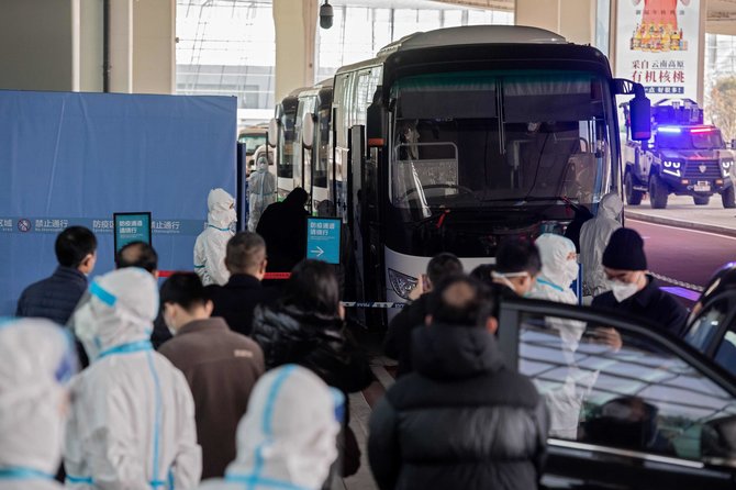 AFP/„Scanpix“ nuotr./PSO ekspertai atvyko į Kinijos Uhano miestą