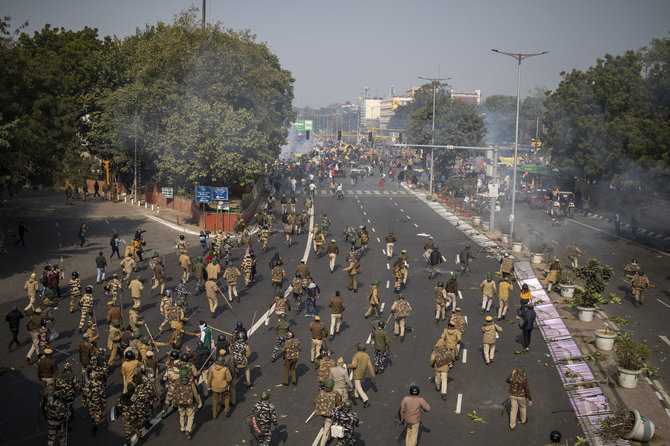 „Scanpix“/AP nuotr./Ūkininkų ir policijos susirėmimai Delyje 