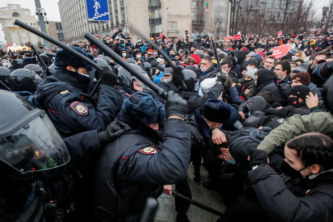 „Reuters“/„Scanpix“ nuotr./Protestuotojų ir policijos susirėmimai Maskvoje