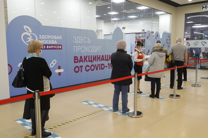 „Scanpix“/ITAR-TASS nuotr./Maskviečiai rikiuojasi eilėje vakcinavimo centre