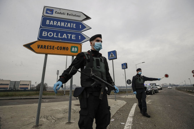 „Scanpix“/AP nuotr./Karabinieriai užblokavo kelius į Bolatės miestą prie Milano