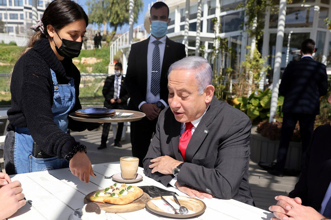 „Reuters“/„Scanpix“ nuotr./Benjaminas Netanyahu kavinėje Jeruzalėje