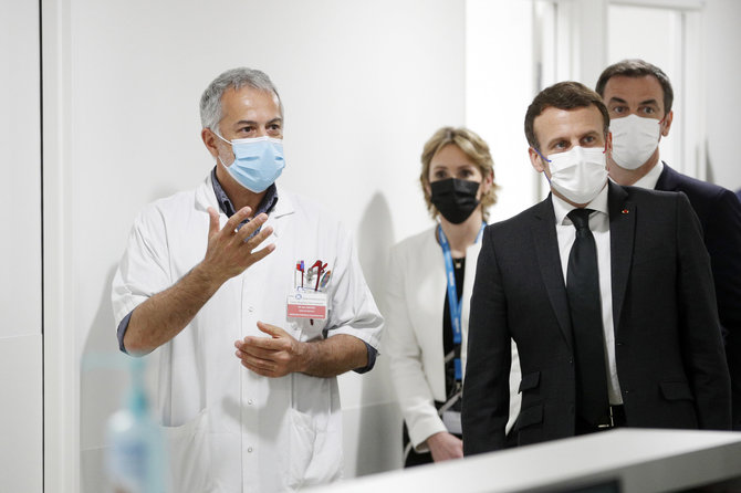 „Scanpix“/AP nuotr./Emmanuelis Macronas tarp medikų