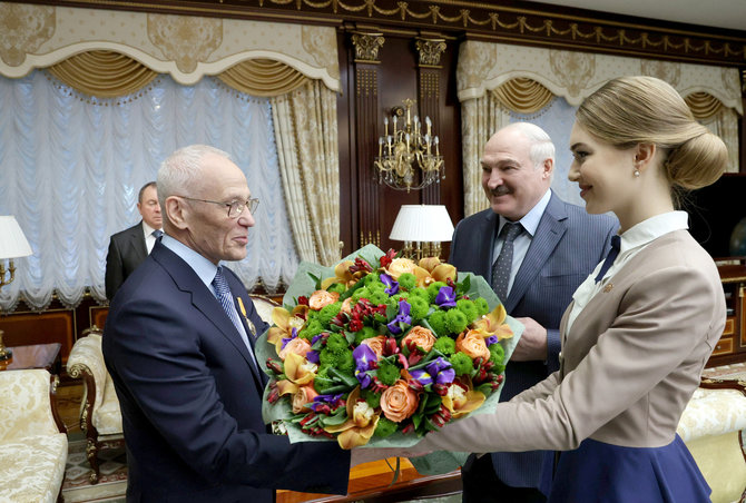 „Scanpix“/ITAR-TASS nuotr./Grigorijus Rapota ir Aliaksandras Lukašenka