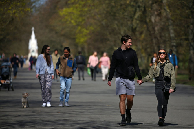 AFP/„Scanpix“ nuotr./Šiltas pirmadienis Londono parke