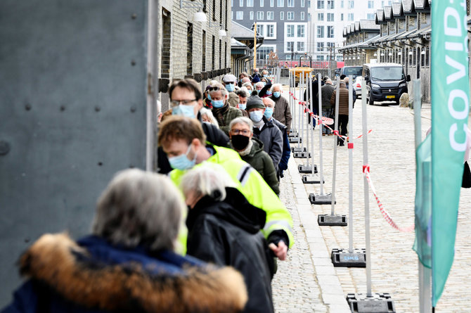 „Reuters“/„Scanpix“ nuotr./Pirmadienį Danijoje nuo koronaviruso paskiepyta beveik 100 tūkst. žmonių