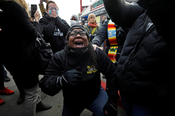 „Reuters“/„Scanpix“ nuotr./Žmonės Mineapolyje džiaugėsi sulaukę prisiekusiųjų verdikto