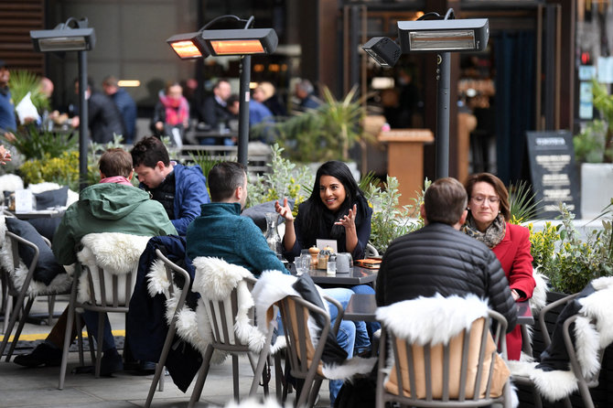 AFP/„Scanpix“ nuotr./Londoniečiai leidžia laiką kavinėse