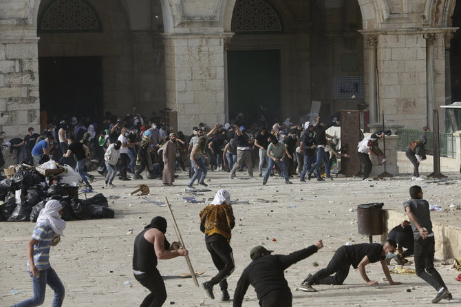 „Scanpix“/AP nuotr./Palestiniečių ir Izraelio saugumo pajėgų suisrėmimai prie Al Aksos mečetės