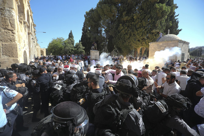 „Scanpix“/AP nuotr./Izraelio policijos ir palestiniečių maldininkų susirėmimai