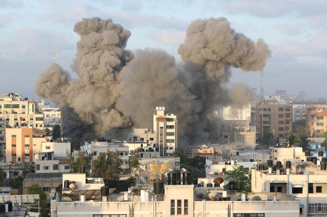 „Reuters“/„Scanpix“ nuotr./Bombarduojamas Gazos miestas