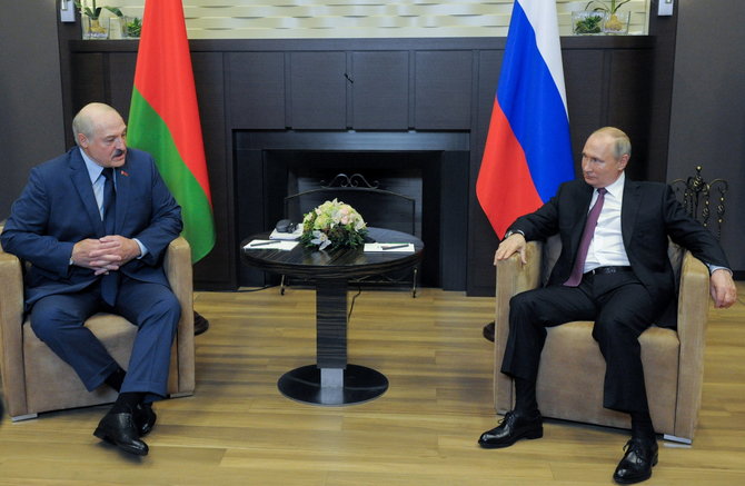 „Reuters“/„Scanpix“ nuotr./Vladimiro Putino ir Aliaksandro Lukašenkos susitikimas Sočyje