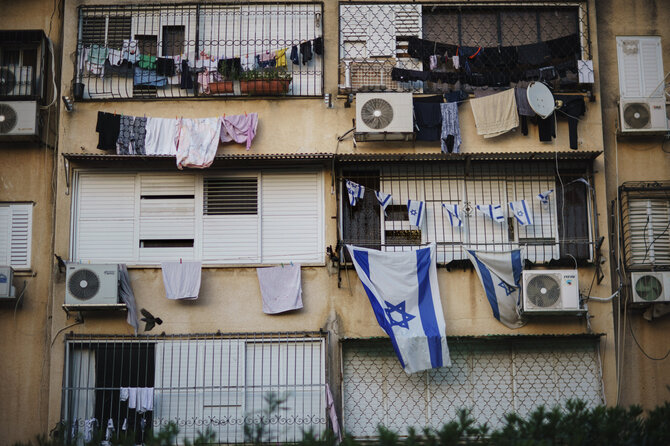 „Scanpix“/AP nuotr./Izraelio vėliavos ant daugiabučio Lode