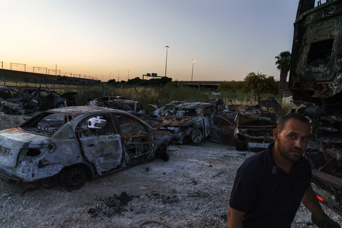 „Scanpix“/AP nuotr./Per neramumus Lode sudeginti automobiliai