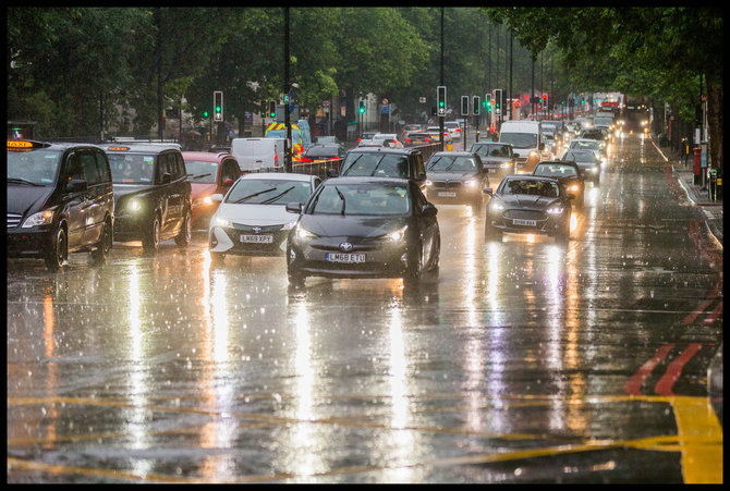 ZUMAPRESS / Scanpix nuotr./Londone liepą smarkiai lijo