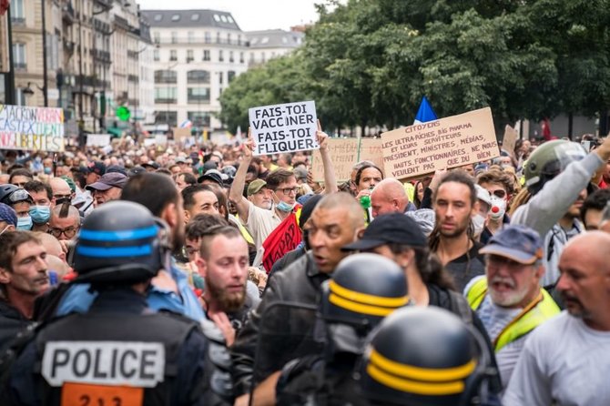 „Scanpix“/„SIPA“ nuotr./Protestas prieš „sveikatos pasą“ Paryžiuje