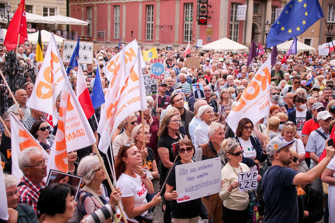 ZUMAPRESS / Scanpix nuotr./Protestas prieš valdančiųjų planus žiniasklaidos atžvilgiu Gdanske