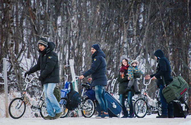 AFP/„Scanpix“ nuotr./Migrantai dviračiais kerta Norvegijos ir Rusijos sieną