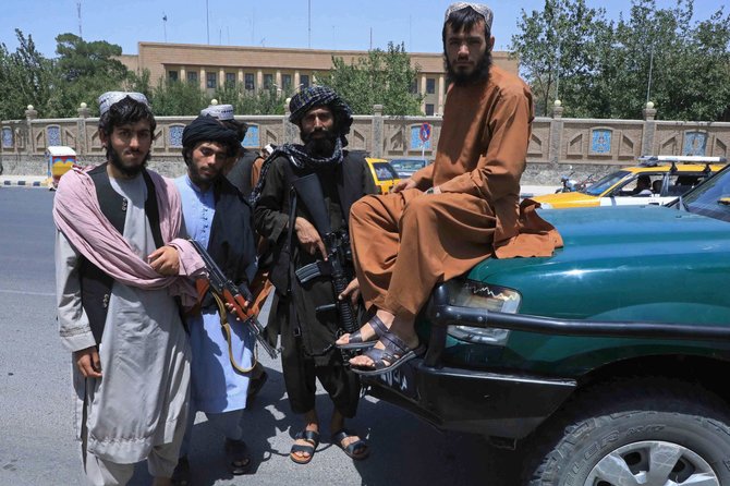 AFP/„Scanpix“ nuotr./Talibano kovotojai pozuoja Herate