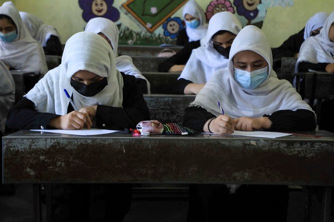 AFP/„Scanpix“ nuotr./Mergaitės mokykloje Herate