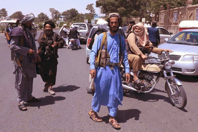AFP/„Scanpix“ nuotr./Talibano kovotojai patruliuoja Herato gatvėse