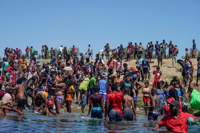 AFP/„Scanpix“ nuotr./JAV pradėjo masiškai siųsti iš Teksaso haitiečius migrantus
